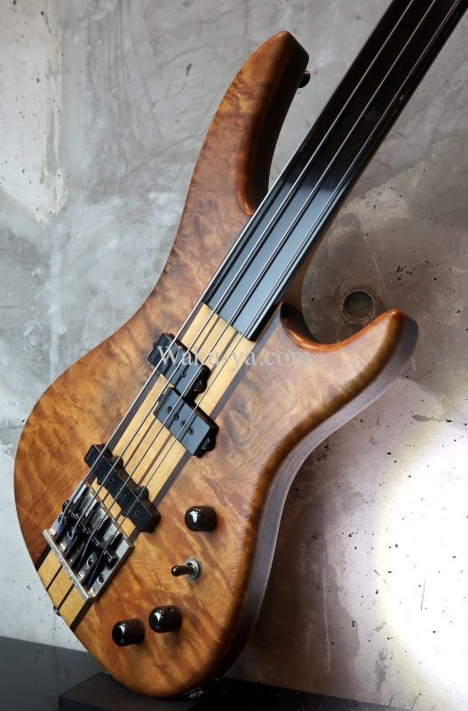 B.C. Rich USA Innovator Fretless Bass '95